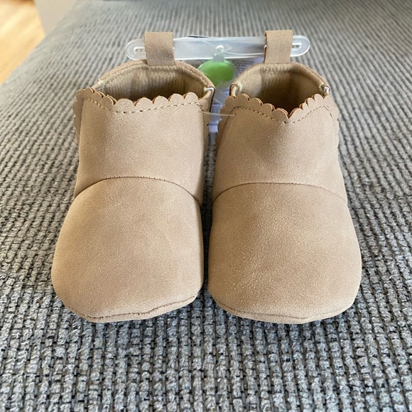New Carter’s Booties Tan Sz 0-3M - Picture 1 of 2
